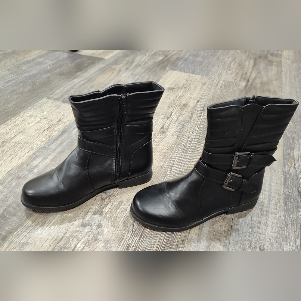 YoKids Girls Size 2 Model: Adele - 37G, Black Zipper Boots w/decorative straps - Picture 4 of 10